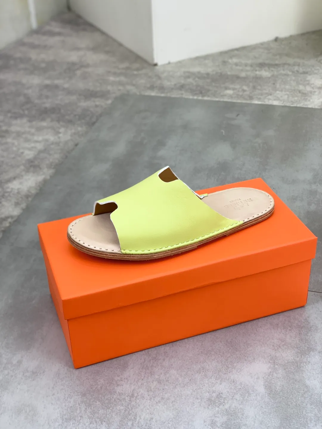 Men's men's shoes 💰P360 new model (genuine leather outsole series) new colors are coming simultaneously on the official website [HERMES] Hermès series: original development, original anatomy display, exclusive outsole [Material] Sole: original genuine leather sole with cow essence film 🌸. Fabric Original calfskin Lining: Imported cowhide, delicate and soft Code number: 38-44